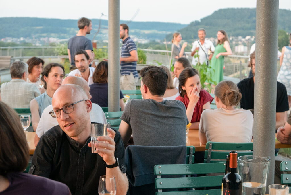 Arbeitskultur, Mitarbeiter auf der Dachterrasse des Metron Hauptsitzes in Brugg