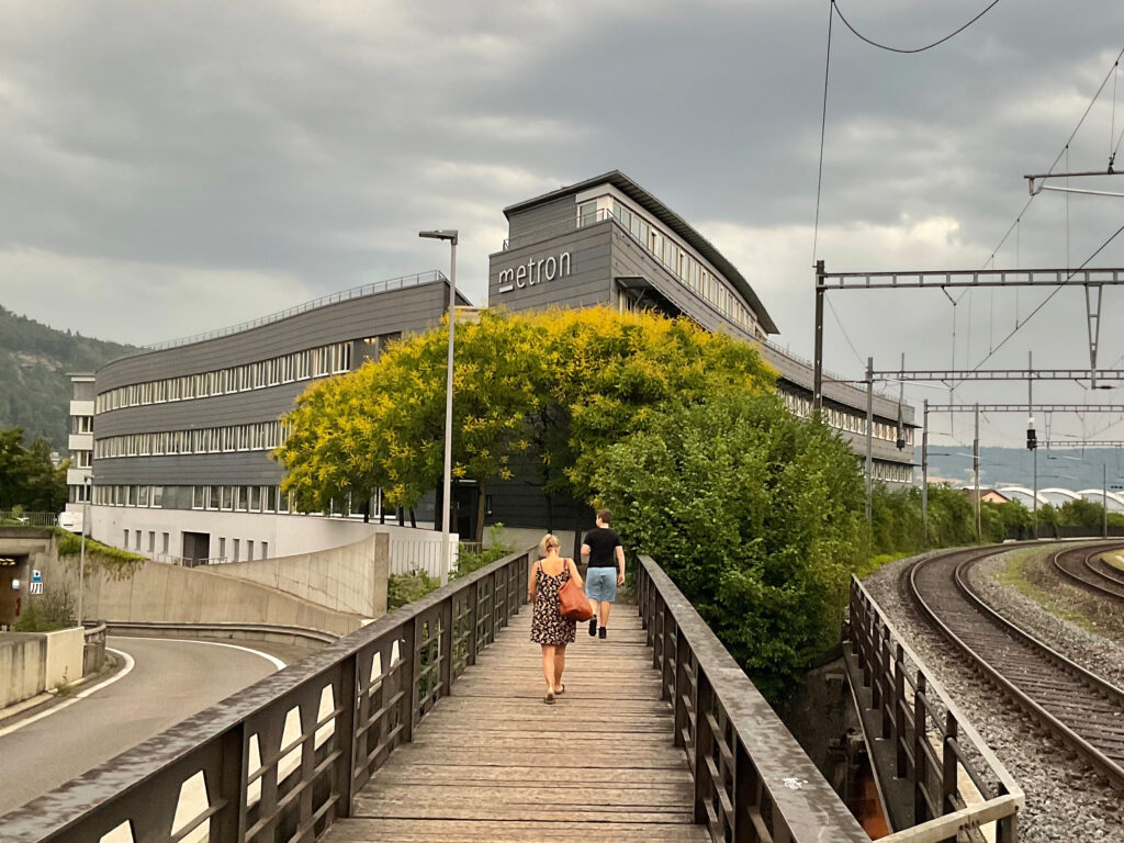 Metron Hautpsitz in Brugg, direkt am Gleis 1 des Bahnhofs