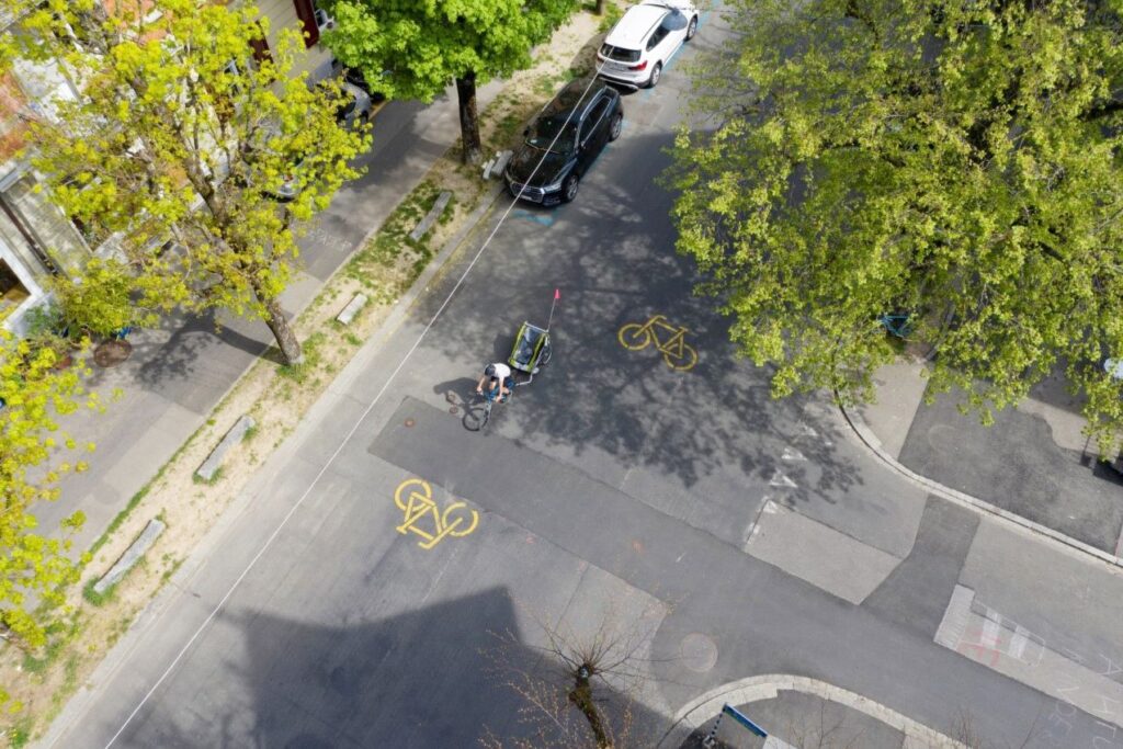 Aufsicht Fahrradstrasse zeigt Markierung und Velo mit Velonhänger