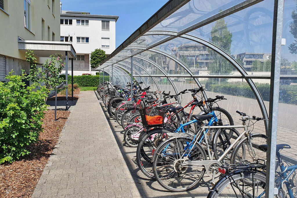 Velos parkieren unter einem Plexiglasdach