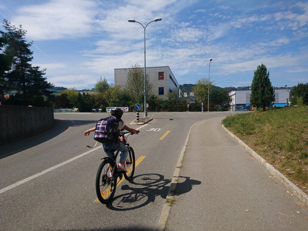 Münsingen Schülerin auf Velo