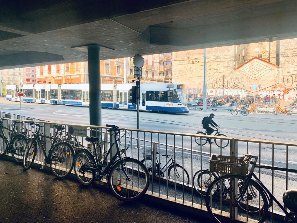 Cyclistes à la gare Cornavin, du côté nord