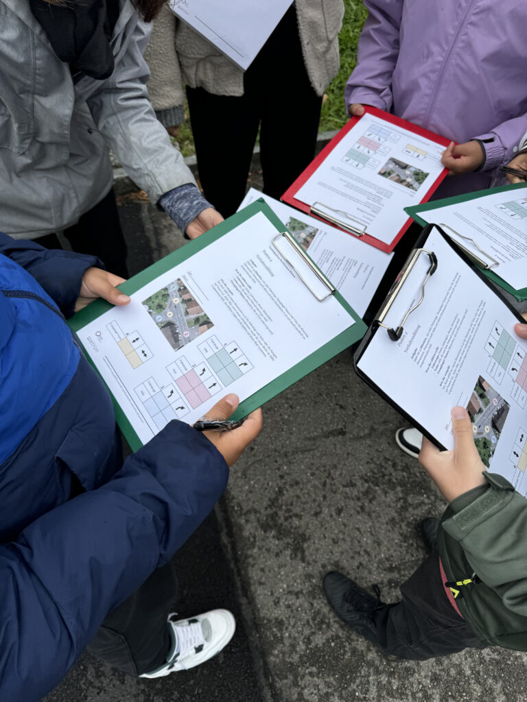 Kinder in Kloten mit Papierblöcken für Verkehrzählung