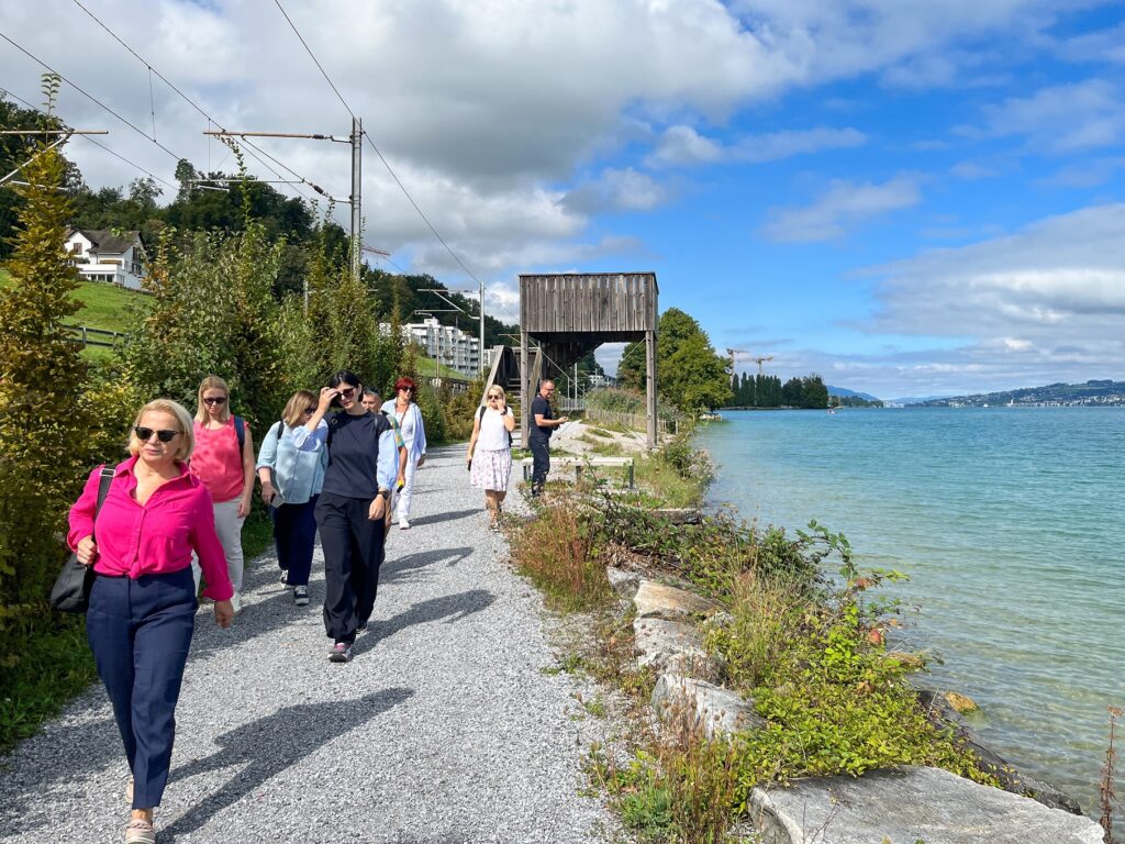 Delegation aus Bosnien unterwegs am Zürichsee-Ufer