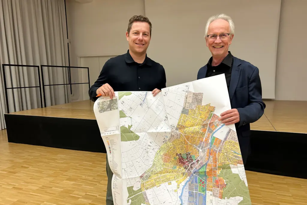 Fachplaner und Gemeindevertreter mit Zonenplan Oberwil