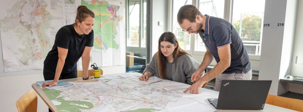 Planer im Büro Metron an der Projektarbeit