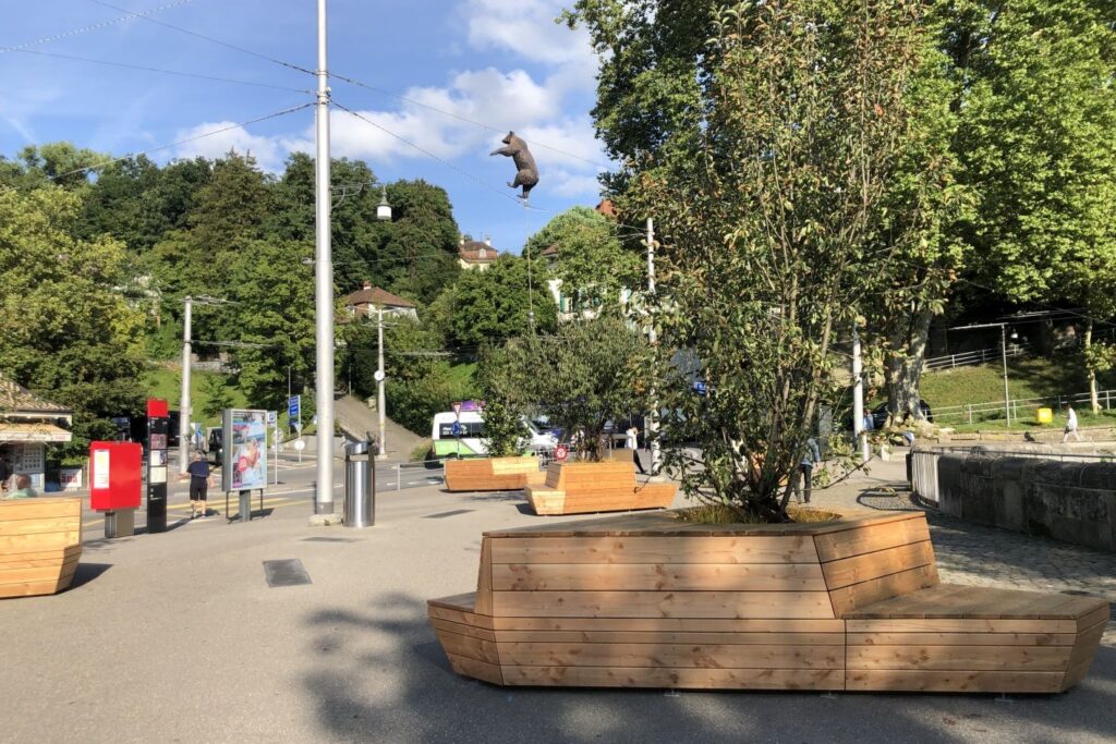 Holzbank mit Bepflanzung am Bärenpark Bern