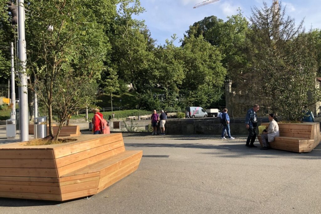 Holzbank mit Bepflanzung am Bärenpark Bern