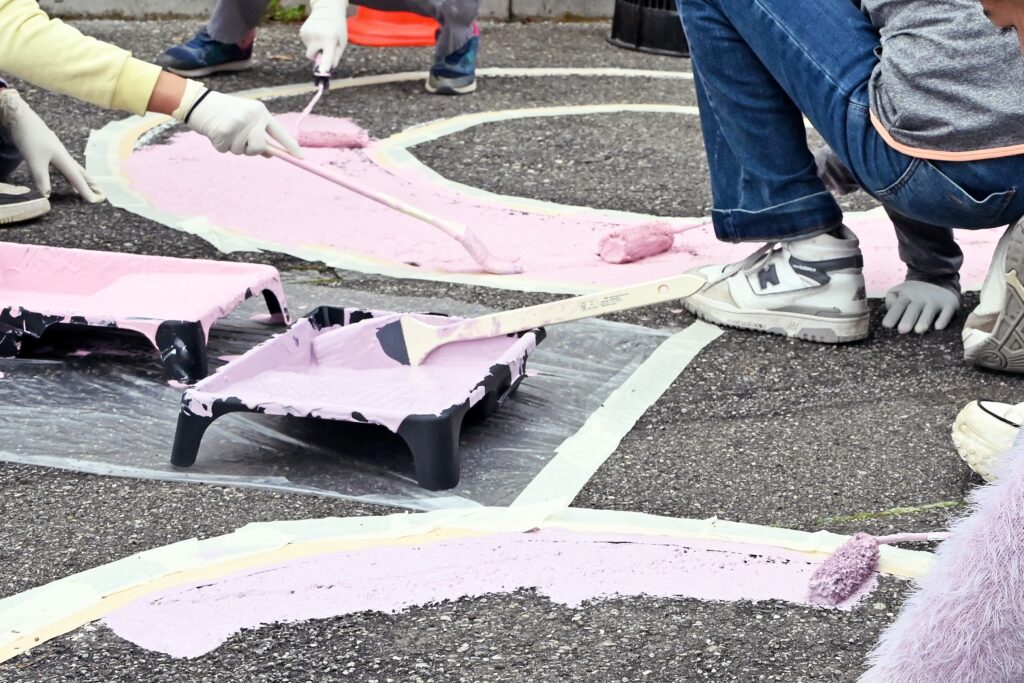 Des enfants peignent la rue devant l'école Blindenmoos à Köniz pour éviter les parents-taxis