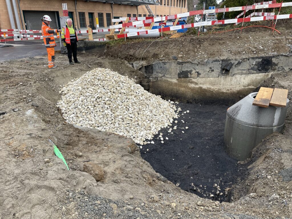 Kohle, Steine und Sand bilden die Grundlage für das Stockholmer Baumpflanzsystem in Köniz.